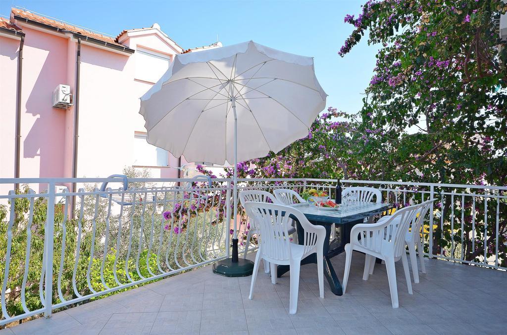 Apartments Sime Vodice Buitenkant foto